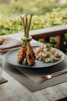 un piatto con del cibo su un tavolo di legno di East Bali Volcano View Resort & Spa - Adults Only Area a Karangasem