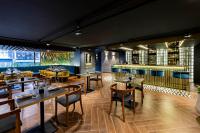 En restaurant eller et andet spisested på Suites by Vilar América