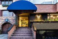 Facaden eller indgangen til Suites by Vilar América