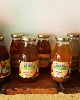 een groep van vier potten honing op een snijplank bij La Stévenière in Chandolas