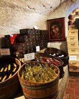 een uitstalling van wijnflessen in vaten in een winkel bij La Stévenière in Chandolas