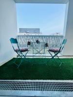 two chairs and a table on a balcony at SSP Suites- Cosy &amp; Bel appartement 4 pièces 3 chambres 90M2 avec balcon in Épinay-sur-Seine