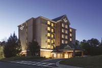 un edificio de hotel con sus luces encendidas por la noche en Country Inn &amp; Suites by Radisson, Conyers, GA, en Conyers