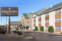 un edificio con un letrero para una posada y suites en el patio en Country Inn &amp; Suites by Radisson, Dalton, GA, en Dalton