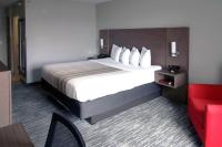 Ein Bett oder Betten in einem Zimmer der Unterkunft Country Inn &amp; Suites by Radisson, Council Bluffs, IA