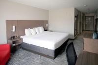 Ein Bett oder Betten in einem Zimmer der Unterkunft Country Inn &amp; Suites by Radisson, Council Bluffs, IA