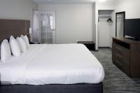 Ein Bett oder Betten in einem Zimmer der Unterkunft Country Inn &amp; Suites by Radisson, Council Bluffs, IA