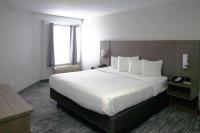 Ein Bett oder Betten in einem Zimmer der Unterkunft Country Inn &amp; Suites by Radisson, Council Bluffs, IA