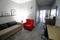 Ein Sitzbereich in der Unterkunft Country Inn &amp; Suites by Radisson, Council Bluffs, IA