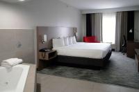 Ein Bett oder Betten in einem Zimmer der Unterkunft Country Inn &amp; Suites by Radisson, Council Bluffs, IA