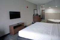 Ein Bett oder Betten in einem Zimmer der Unterkunft Country Inn &amp; Suites by Radisson, Council Bluffs, IA