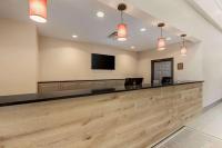 Country Inn & Suites by Radisson, Elk Grove Village-Itascaにあるテレビまたはエンターテインメントセンター