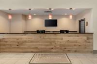 Country Inn & Suites by Radisson, Elk Grove Village-Itascaにあるテレビまたはエンターテインメントセンター