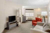 Country Inn & Suites by Radisson, Elk Grove Village-Itascaにあるテレビまたはエンターテインメントセンター