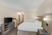 Country Inn & Suites by Radisson, Elk Grove Village-Itascaにあるベッド