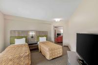 Country Inn & Suites by Radisson, Elk Grove Village-Itascaにあるベッド