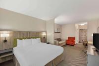 Country Inn & Suites by Radisson, Elk Grove Village-Itascaにあるベッド