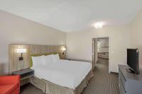 Country Inn & Suites by Radisson, Elk Grove Village-Itascaにあるベッド