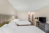 Country Inn & Suites by Radisson, Elk Grove Village-Itascaにあるベッド