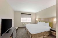 Country Inn & Suites by Radisson, Elk Grove Village-Itascaにあるテレビまたはエンターテインメントセンター