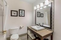 Country Inn & Suites by Radisson, Elk Grove Village-Itascaにあるバスルーム