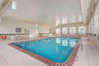 Country Inn & Suites by Radisson, Elk Grove Village-Itascaの敷地内または近くにあるプール