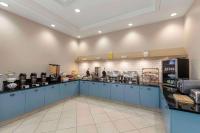 Country Inn & Suites by Radisson, Elk Grove Village-Itascaにあるキッチンまたは簡易キッチン