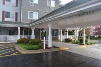 Un estacionamiento vacío frente a un edificio en Country Inn &amp; Suites by Radisson, Gurnee, IL, en Gurnee