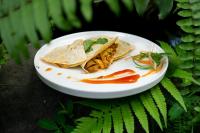 SangyangAranka Tempasan的白盘食物,有盘子的食物