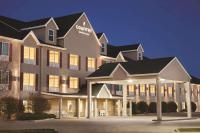 Un edificio con un cartel en el costado. en Country Inn &amp; Suites by Radisson Bismarck Waterpark, en Bismarck