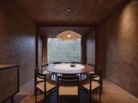 una sala da pranzo con tavolo, sedie e una finestra di SHANAN·深溪 ad Anji