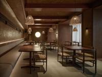 una fila di tavoli e sedie in un ristorante di SHANAN·深溪 ad Anji