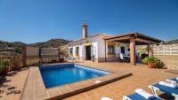 Bazén v ubytování Villa Medina Torrox by Ruralidays nebo v jeho okolí
