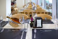 ein Tisch mit einer Flasche Wein und Gläsern darauf in der Unterkunft Grand Hotel Nirvana - All Inclusive & Free Beach Access in Sonnenstrand