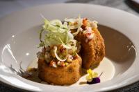 Un plato blanco con algo de comida. en Leopard Sands Kruger Park, en Skukuza