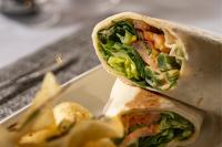 Un sándwich cortado por la mitad en un plato en Leopard Sands Kruger Park, en Skukuza