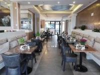 ザキントスにあるAMINA APARTMENTSの部屋にテーブルと椅子があるレストラン