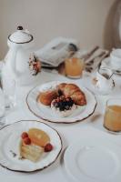 una mesa con platos de comida para el desayuno. en Relais di campagna la polledrara, en Paliano
