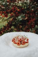 una pequeña pizza en un plato blanco en una mesa en Relais di campagna la polledrara, en Paliano