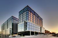 Un edificio alto con ventanas de vidrio en una calle de la ciudad. en Hyatt Place Iowa City Downtown, en Iowa City