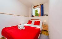 En eller flere senge i et v&aelig;relse p&aring; Pet Friendly Apartment In Cavtat With House Sea View