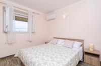 Posteľ alebo postele v izbe v ubytovaní Apartments Lena & Lara