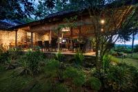 Una casa con una mesa y sillas delante de ella. en Villa Blue Steps, en Yogyakarta