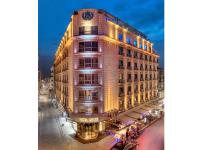 un grand bâtiment avec un panneau sur son côté dans l&#39;établissement Hotel Zurich Istanbul Old City, à Istanbul