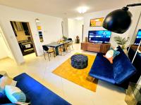 TV a/nebo společenská místnost v ubytování Modern Hyde Park Home with Private Entrance & Private Back Patio near Bayswater & Paddington Stations