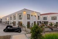 un coche viejo estacionado frente a un edificio en Cumbalıca Garden Hotel, en Cesme