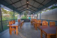 ein Esszimmer mit Holztischen und Stühlen in der Unterkunft Feel Free Retreat in Kalpatta
