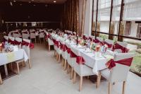 une longue rangée de tables décorées de nœuds rouges dans l'établissement PANORAMA SPA ASPEN APARTMENT, à Razlog
