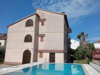 Bazén v ubytovaní Apartments LEO with pool alebo v jeho blízkosti