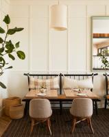 Un comedor con mesa y sillas de madera. en El Capitan Hotel, en Merced